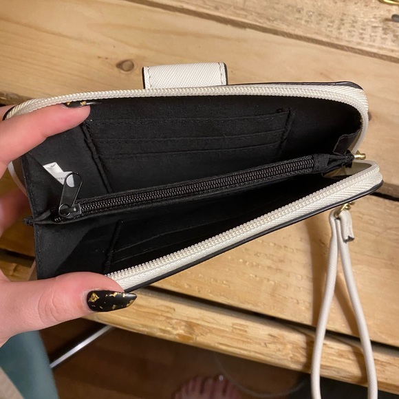 Guess wristlet - Picture 2 of 3